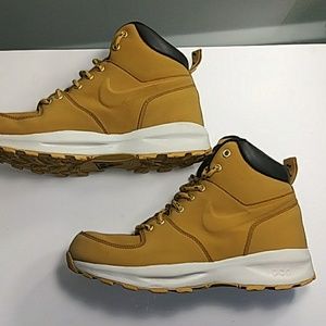 Boys tan and white Nike ACG boots kids size 6 y